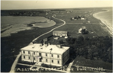 Vaade Sõrve tuletornist abihoonetele u 1930. Jaan Vali kogu.