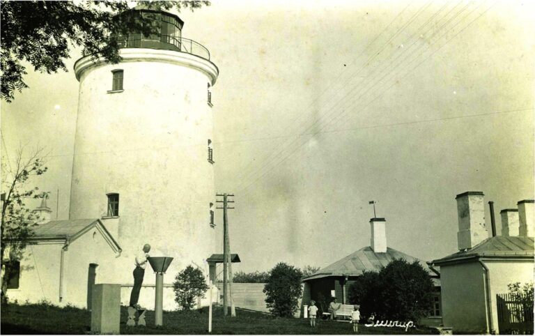 Suurupi tuletorn koos abihoonetega 1930.aastatel. Raivo Laasma kogust.