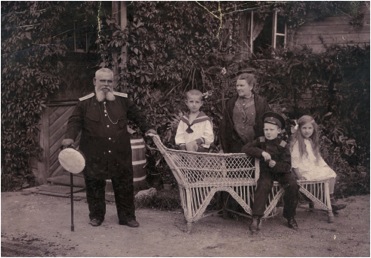 Tallinna tuletornide ülevaataja K. Matukaitis perega 1915. Robert Nermani kogu.