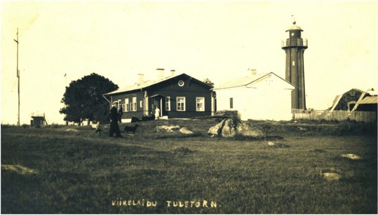 Viirelaiu tuletorn u 1924. Esiplaanil ülevaataja Gavril Grigorjev. Aivo Aia kogu.