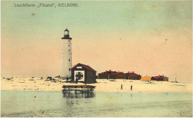 Vilsandi tuletorn koos päästejaama paadikuuri jt kompleksi kuuluvate hoonetega 1910.aasta paiku. Jaan Vali kogu.