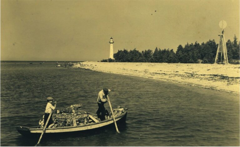 Merelised Vormsi läänerannikul 1930. aastatel. Taamal Vormsi Saxby tuletorn ja tulepaak. Jaan Vali kogu.